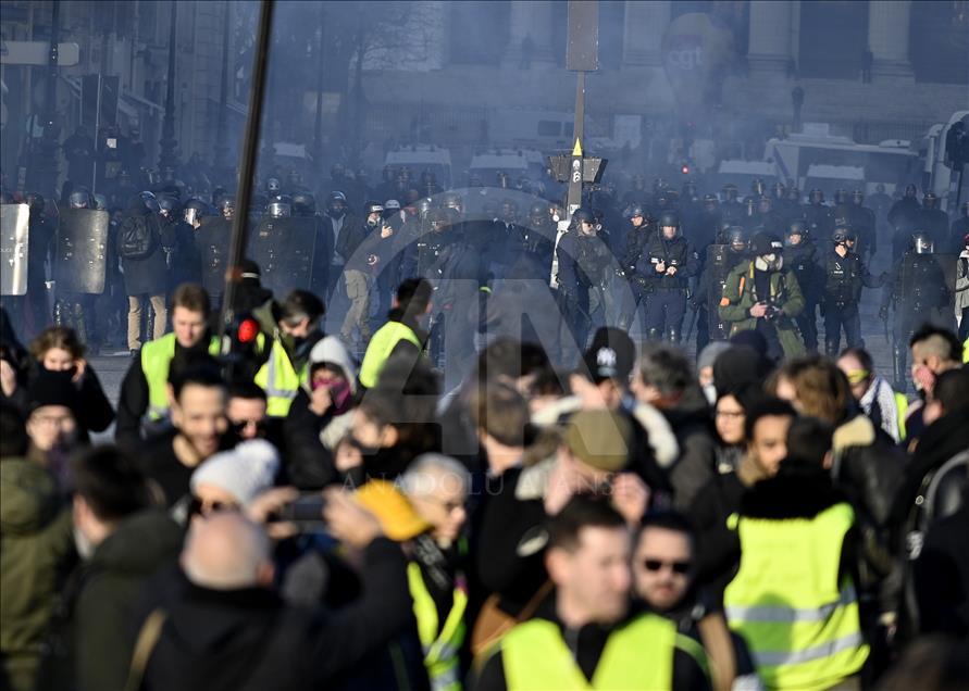 Paris'te 'sarı yelekliler' yine sokağa çıktı