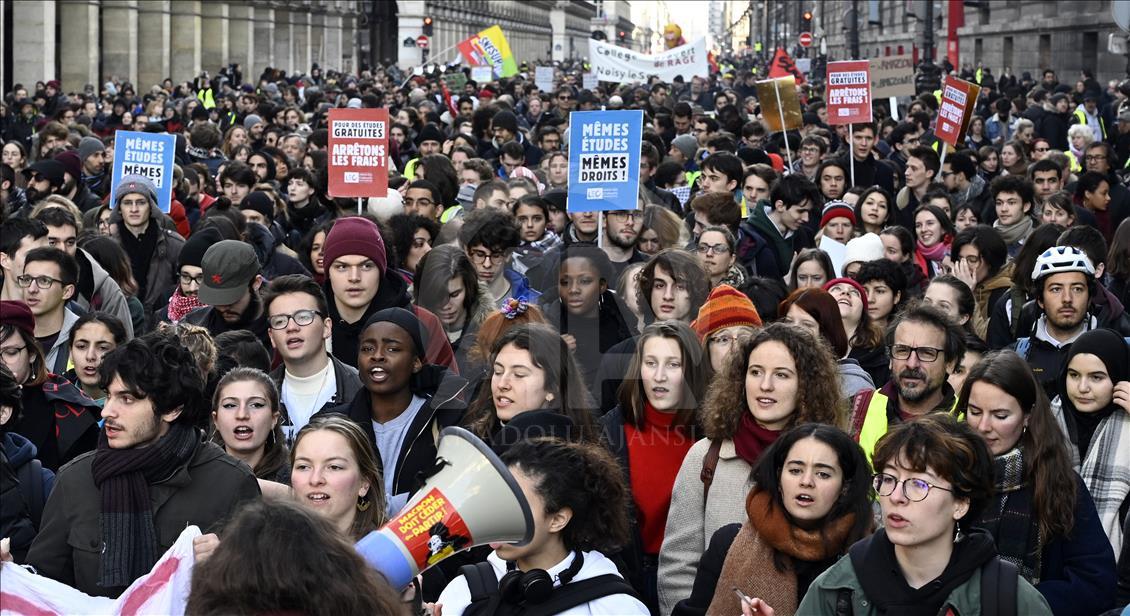 Paris'te 'sarı yelekliler' yine sokağa çıktı
