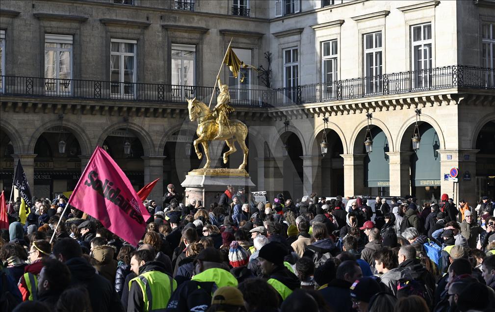 Paris'te 'sarı yelekliler' yine sokağa çıktı