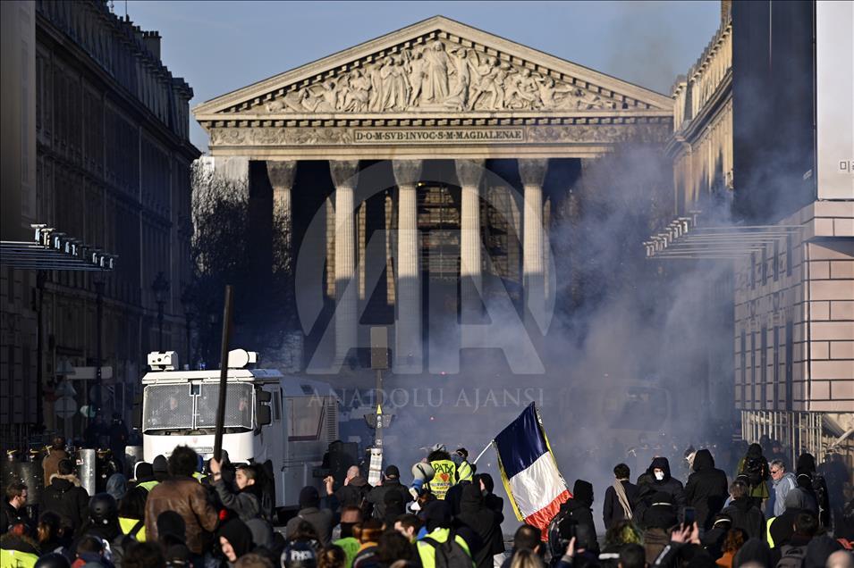 Paris'te 'sarı yelekliler' yine sokağa çıktı