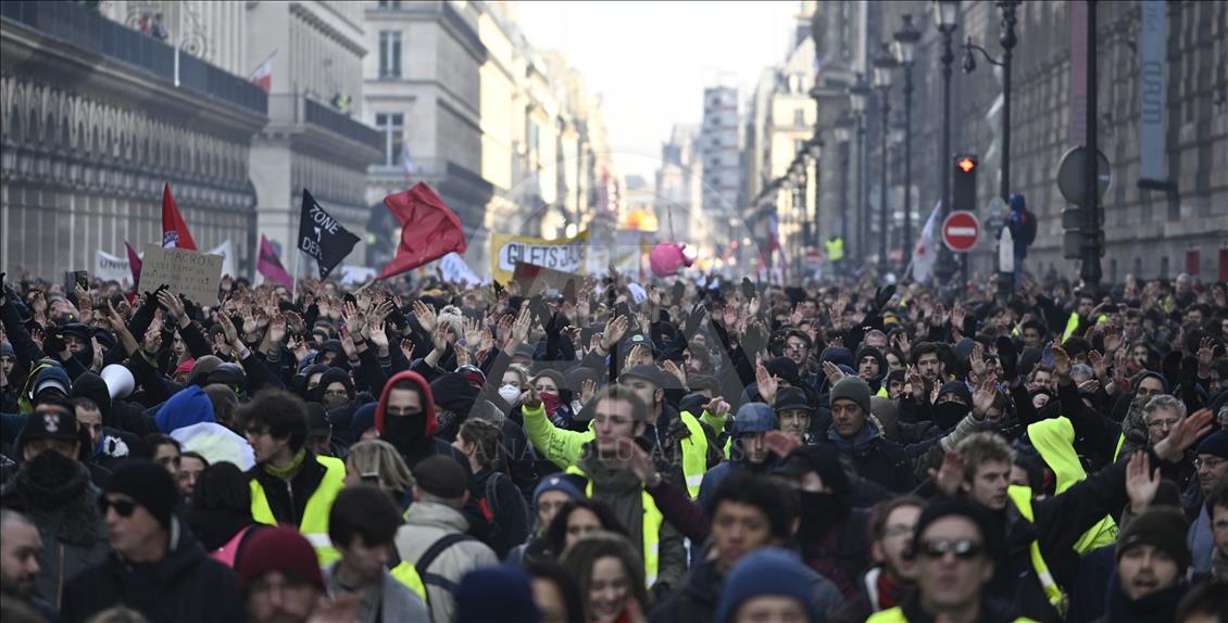 Paris'te 'sarı yelekliler' yine sokağa çıktı