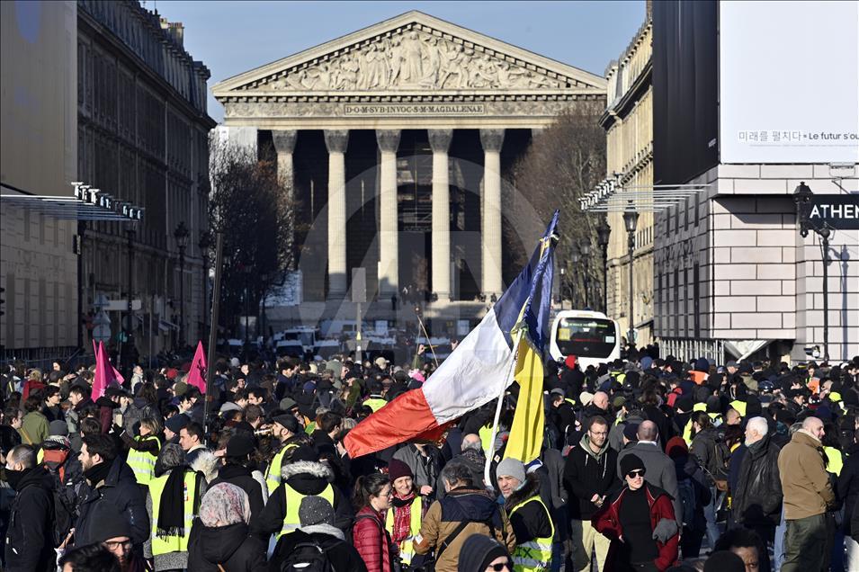 Paris'te 'sarı yelekliler' yine sokağa çıktı