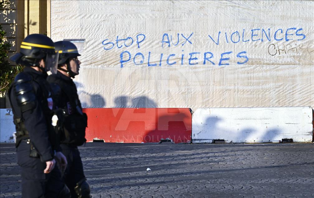 Paris'te 'sarı yelekliler' yine sokağa çıktı