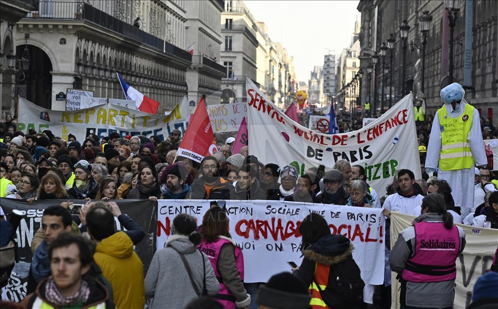 Paris'te 'sarı yelekliler' yine sokağa çıktı
