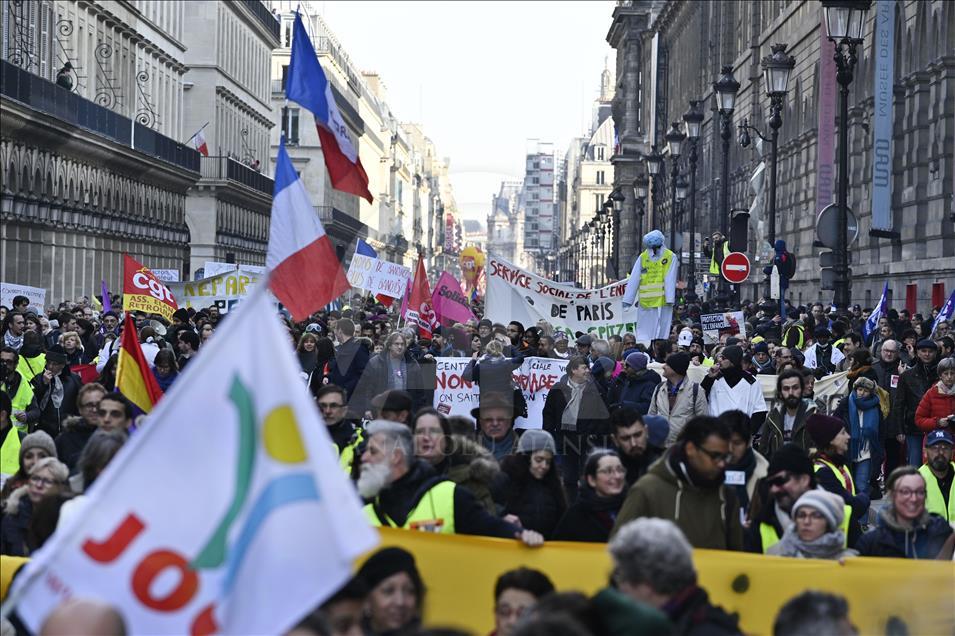 Paris'te 'sarı yelekliler' yine sokağa çıktı