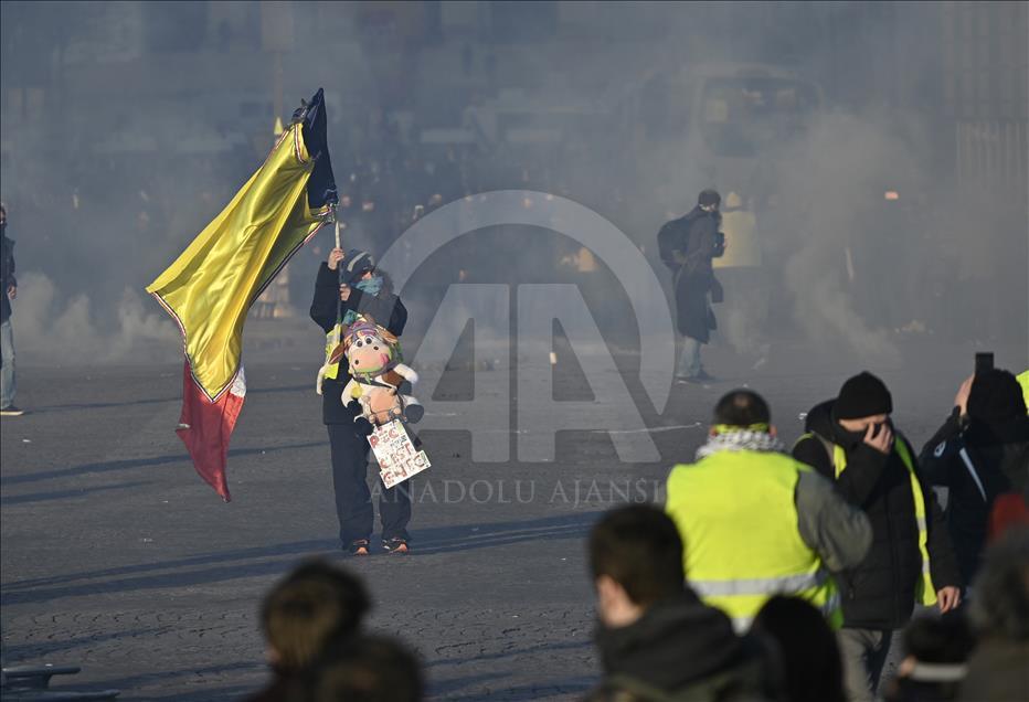 Paris'te 'sarı yelekliler' yine sokağa çıktı