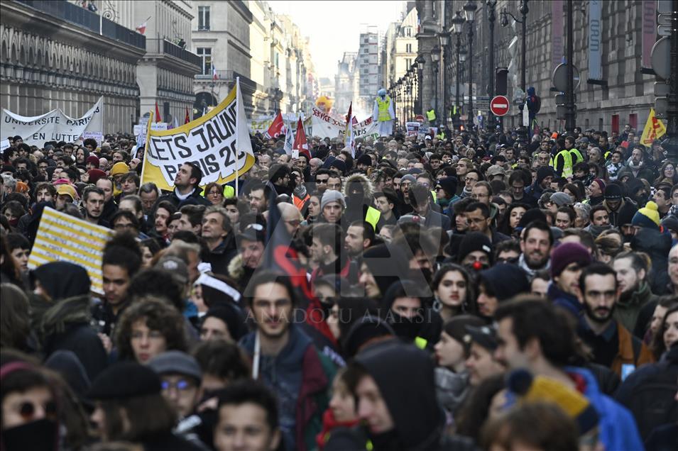 Paris'te 'sarı yelekliler' yine sokağa çıktı