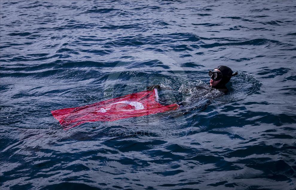 Rekorderja turke Ercümen bën zhytje historike në Antarktidë
