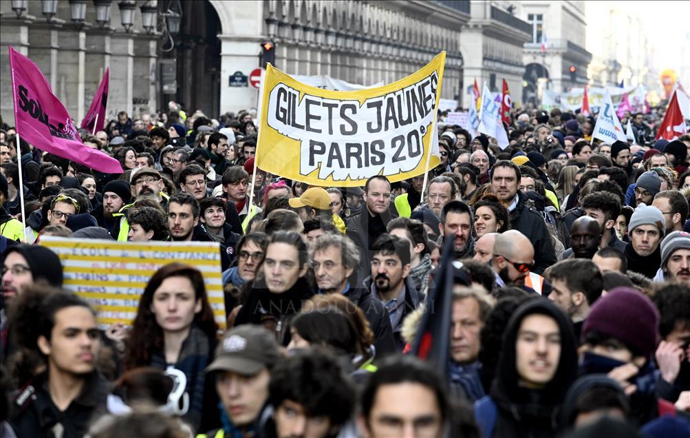 Paris'te 'sarı yelekliler' yine sokağa çıktı