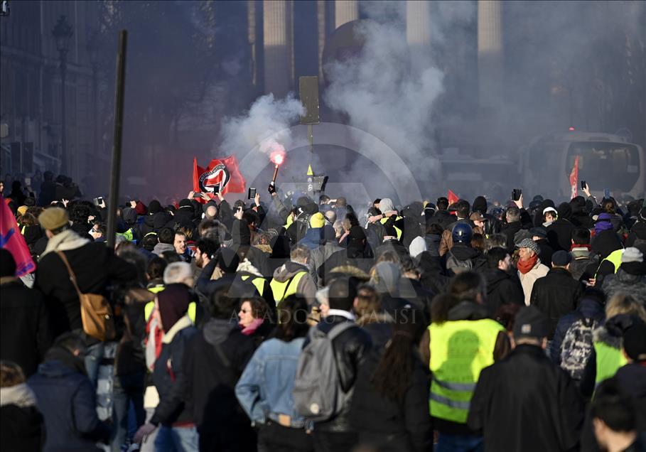 Paris'te 'sarı yelekliler' yine sokağa çıktı