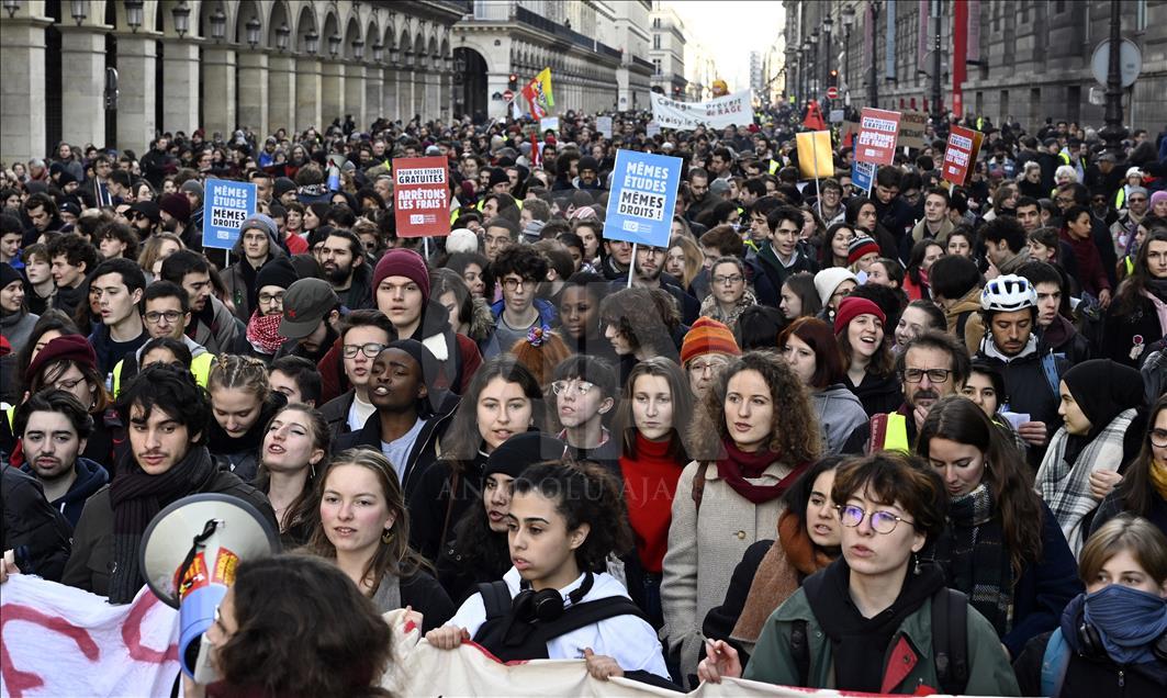 Paris'te 'sarı yelekliler' yine sokağa çıktı
