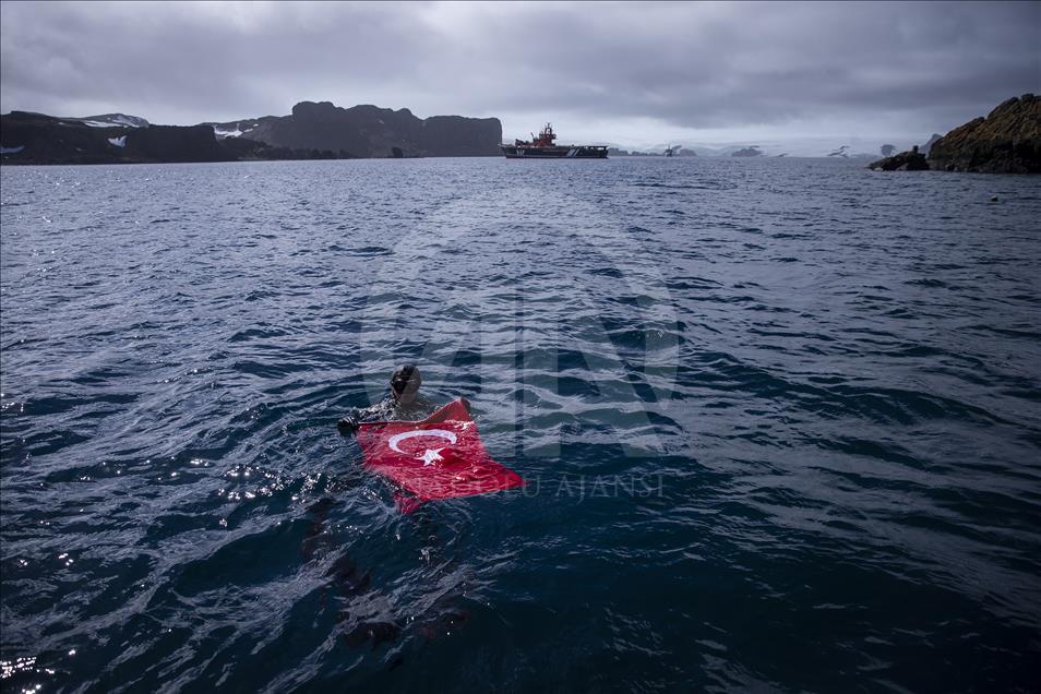 Rekorderja turke Ercümen bën zhytje historike në Antarktidë