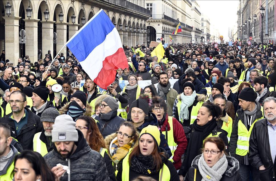 Paris'te 'sarı yelekliler' yine sokağa çıktı