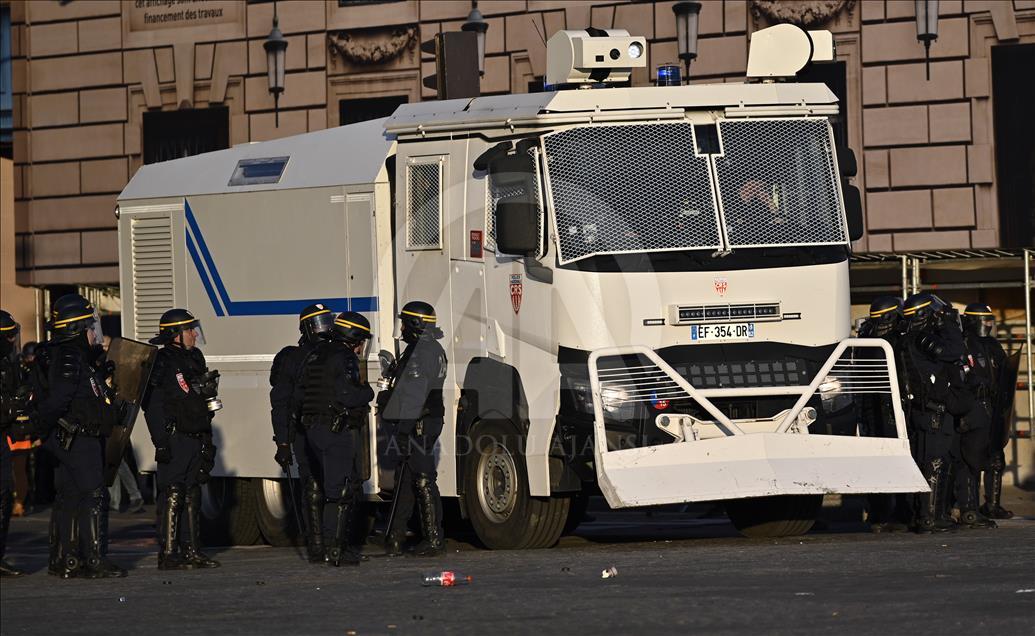 Paris'te 'sarı yelekliler' yine sokağa çıktı