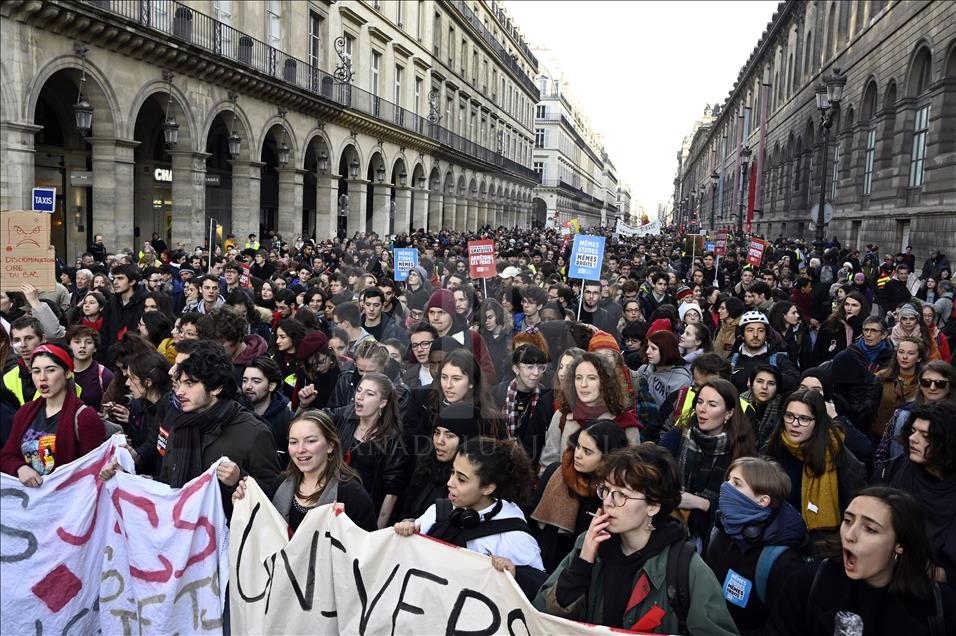 Paris'te 'sarı yelekliler' yine sokağa çıktı