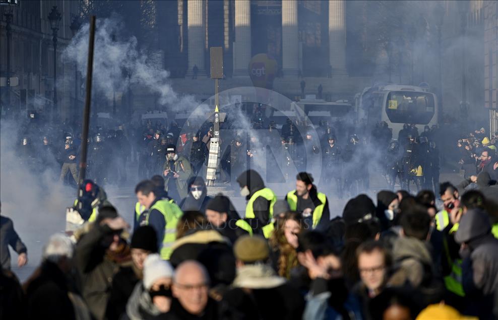 Paris'te 'sarı yelekliler' yine sokağa çıktı