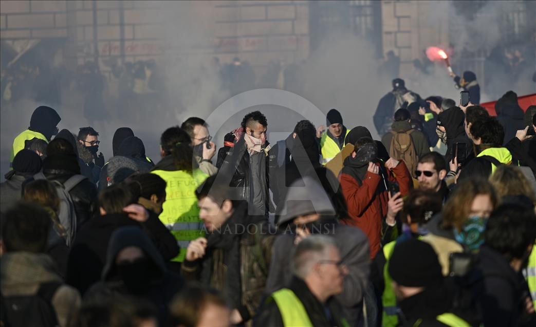 Paris'te 'sarı yelekliler' yine sokağa çıktı