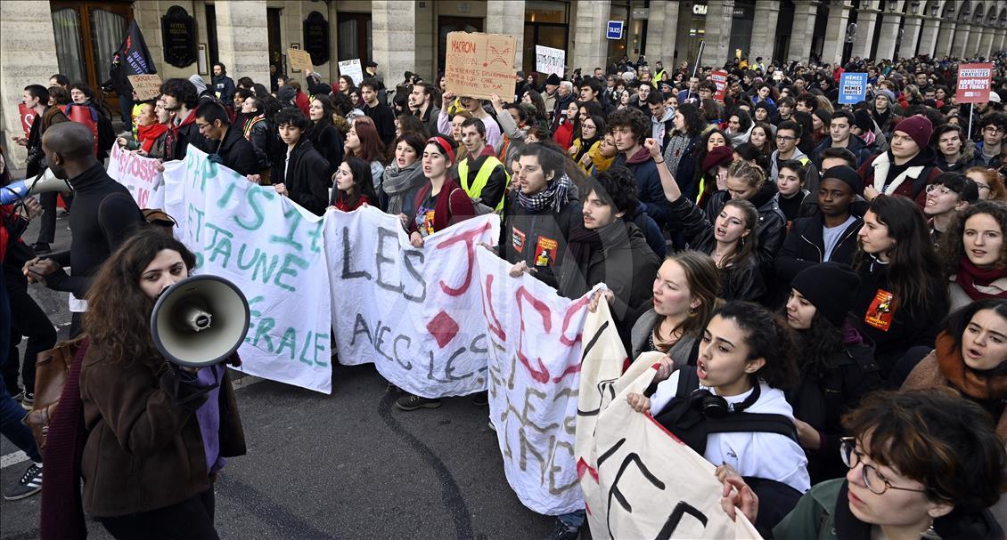 Paris'te 'sarı yelekliler' yine sokağa çıktı