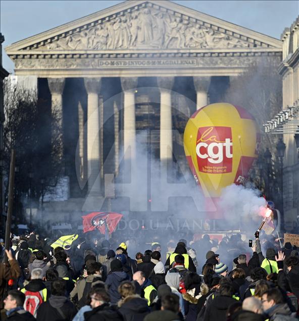 Paris'te 'sarı yelekliler' yine sokağa çıktı