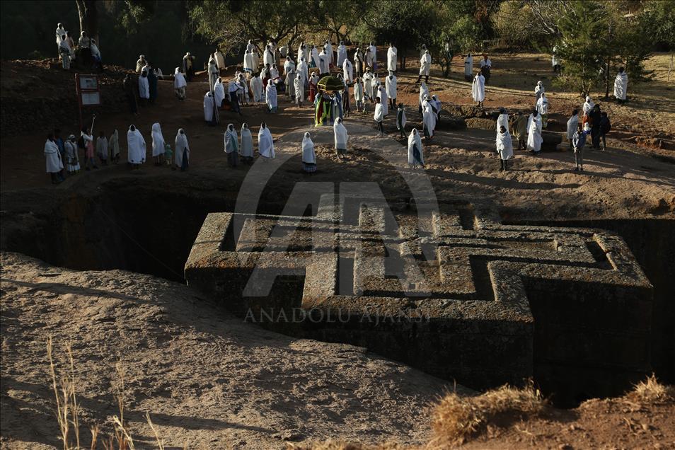 Masiva asistencia de locales y extranjeros a las iglesias talladas en la roca de Lalibela, en Etiopía