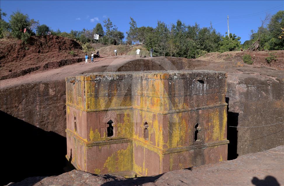 Masiva asistencia de locales y extranjeros a las iglesias talladas en la roca de Lalibela, en Etiopía