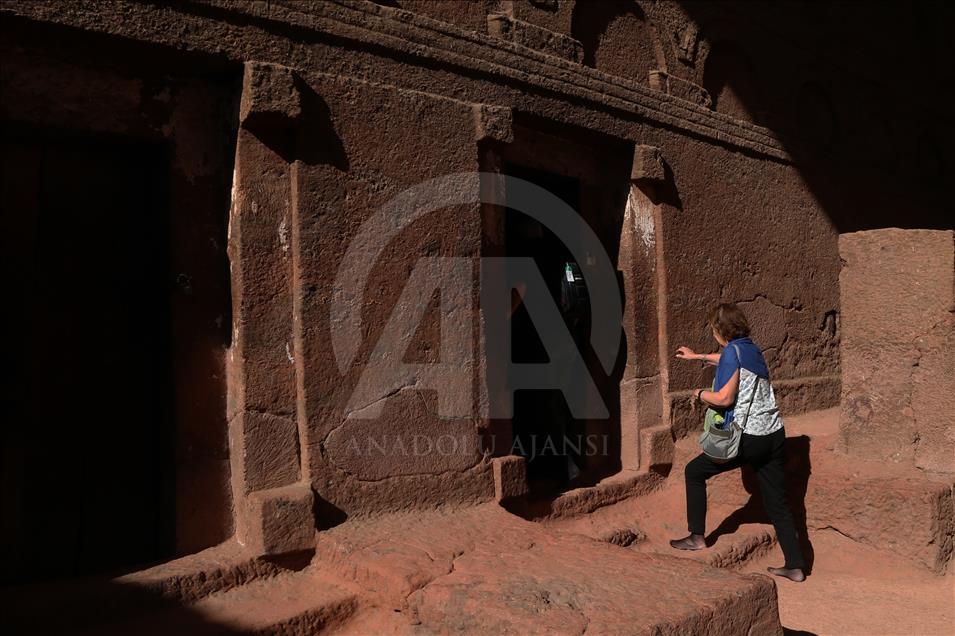 Masiva asistencia de locales y extranjeros a las iglesias talladas en la roca de Lalibela, en Etiopía