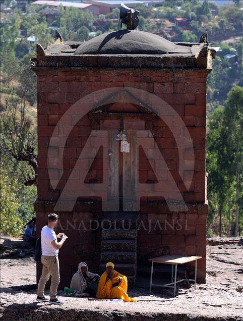 Masiva asistencia de locales y extranjeros a las iglesias talladas en la roca de Lalibela, en Etiopía