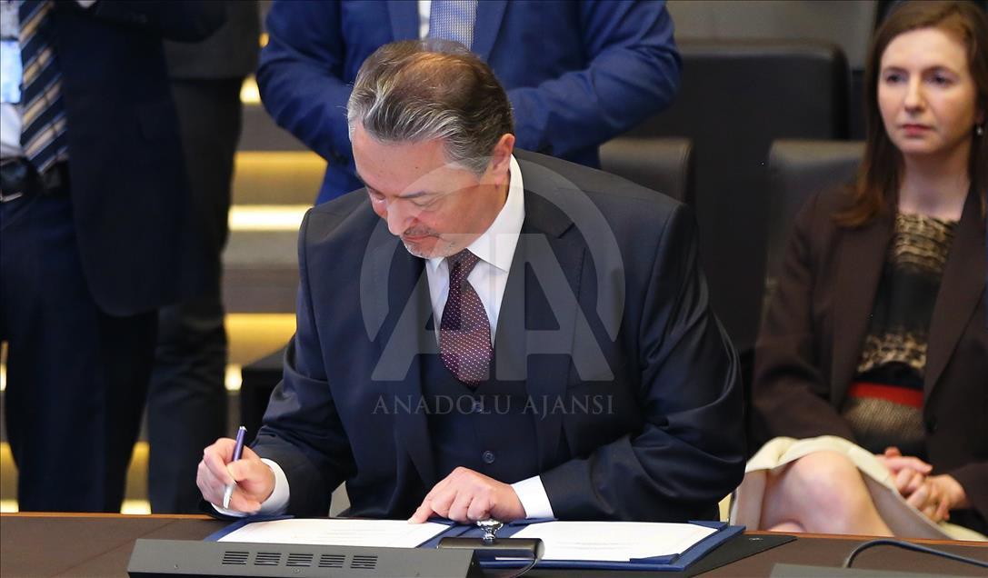 Maqedonia nënshkruan Protokolin për anëtarësimin në NATO