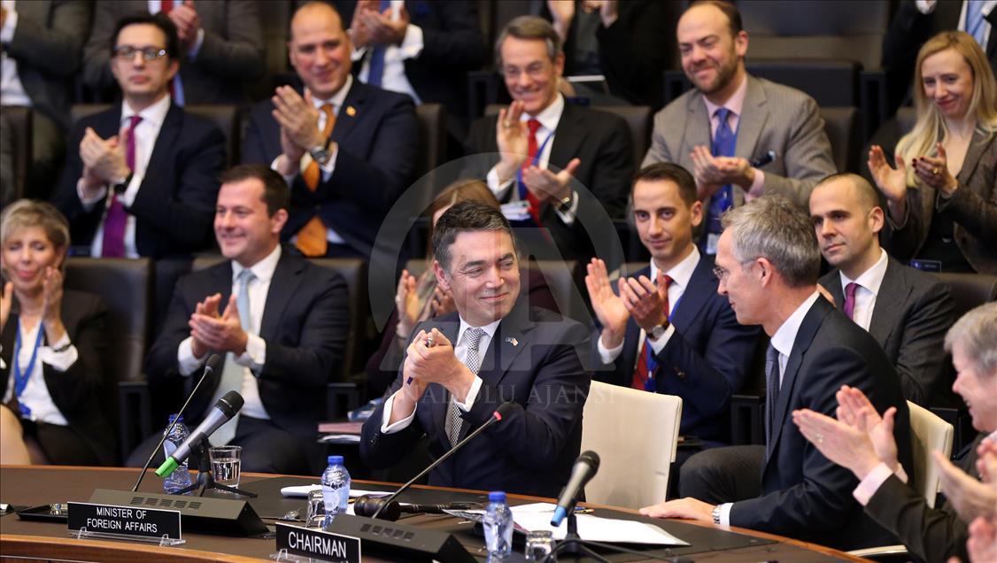 Maqedonia nënshkruan Protokolin për anëtarësimin në NATO
