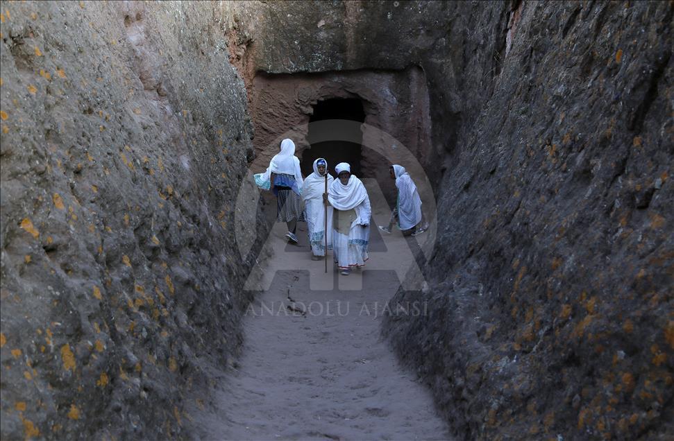 Masiva asistencia de locales y extranjeros a las iglesias talladas en la roca de Lalibela, en Etiopía