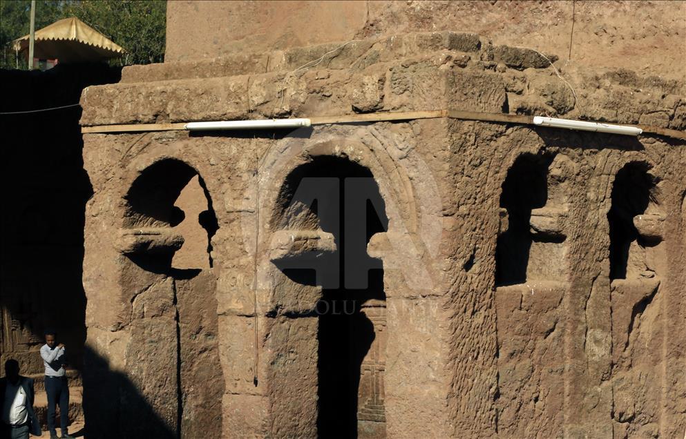 Masiva asistencia de locales y extranjeros a las iglesias talladas en la roca de Lalibela, en Etiopía