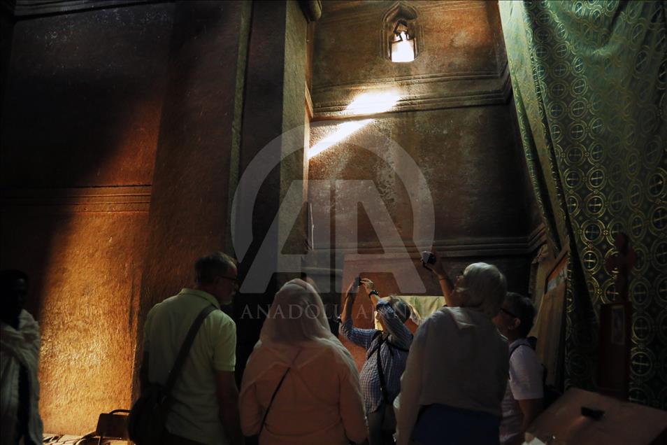Masiva asistencia de locales y extranjeros a las iglesias talladas en la roca de Lalibela, en Etiopía