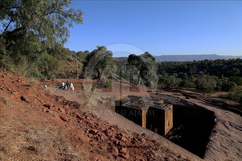 Masiva asistencia de locales y extranjeros a las iglesias talladas en la roca de Lalibela, en Etiopía