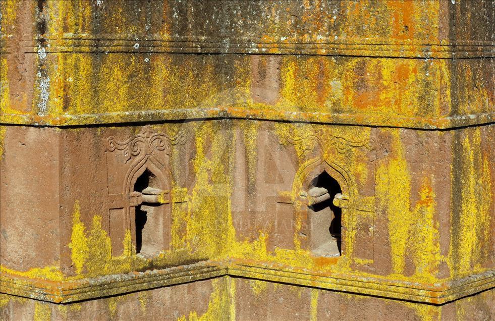 Masiva asistencia de locales y extranjeros a las iglesias talladas en la roca de Lalibela, en Etiopía