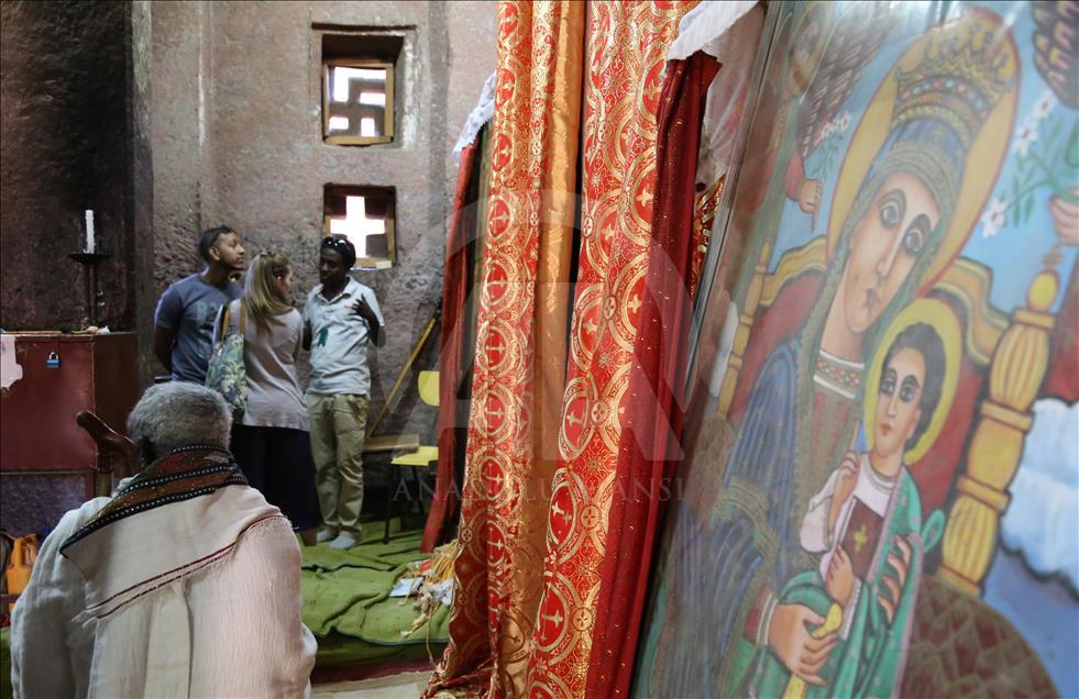 Masiva asistencia de locales y extranjeros a las iglesias talladas en la roca de Lalibela, en Etiopía