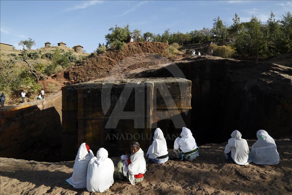 Masiva asistencia de locales y extranjeros a las iglesias talladas en la roca de Lalibela, en Etiopía