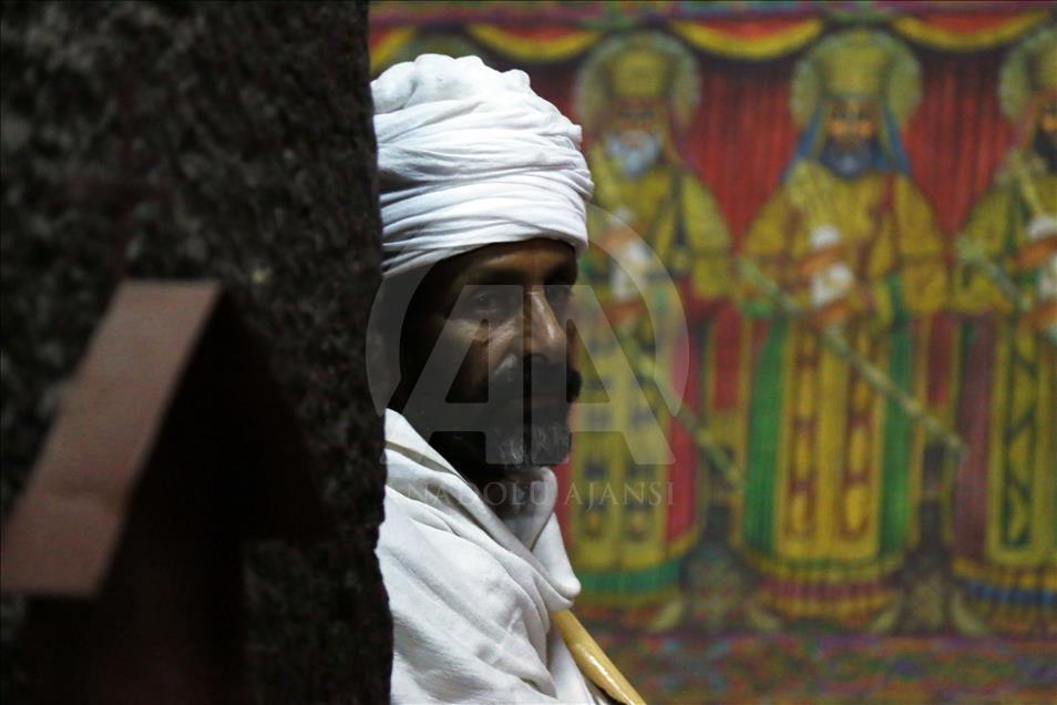 Masiva asistencia de locales y extranjeros a las iglesias talladas en la roca de Lalibela, en Etiopía