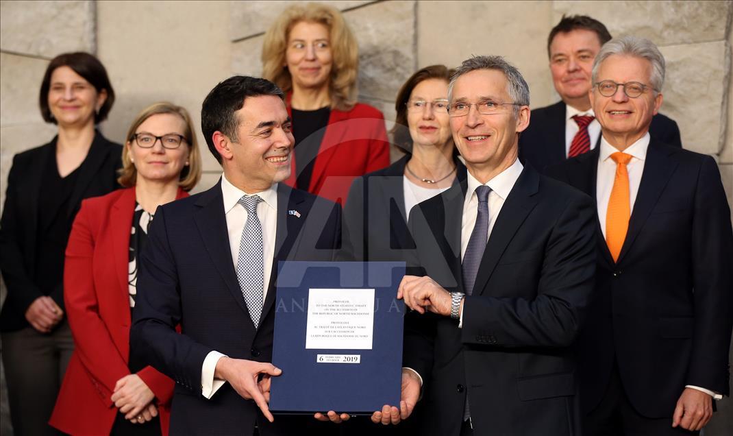 Maqedonia nënshkruan Protokolin për anëtarësimin në NATO