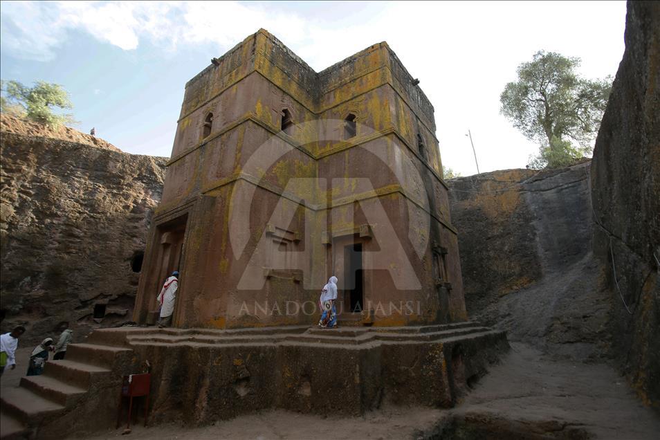 Masiva asistencia de locales y extranjeros a las iglesias talladas en la roca de Lalibela, en Etiopía