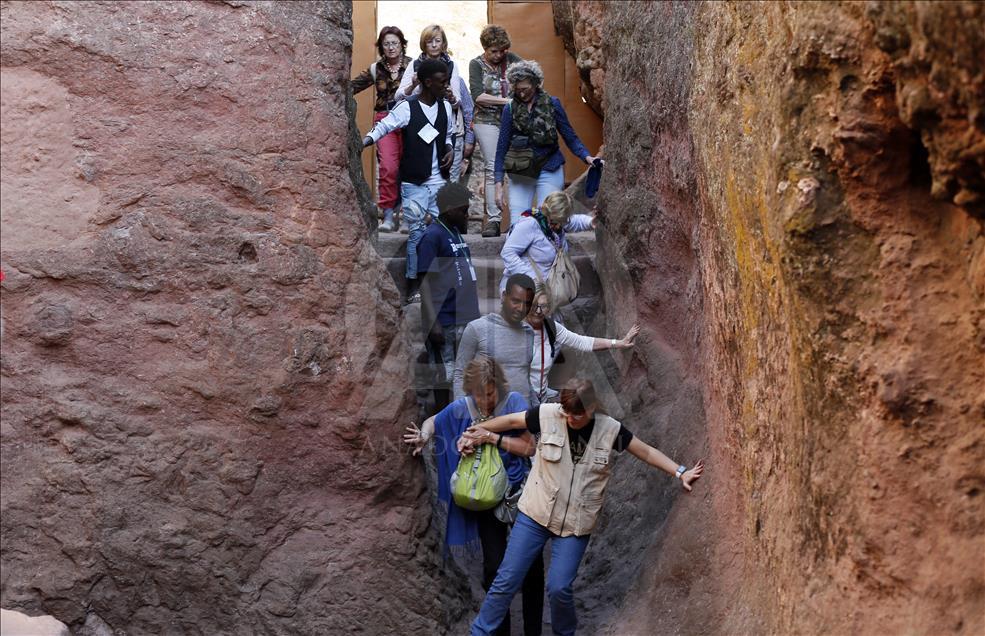 Masiva asistencia de locales y extranjeros a las iglesias talladas en la roca de Lalibela, en Etiopía