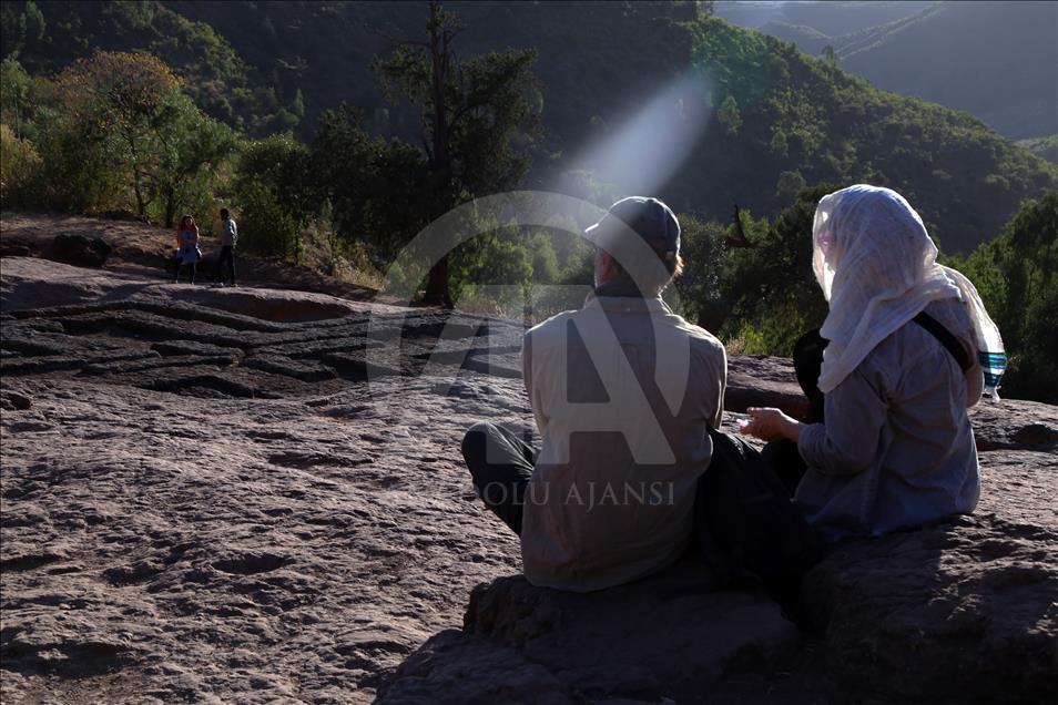 Masiva asistencia de locales y extranjeros a las iglesias talladas en la roca de Lalibela, en Etiopía
