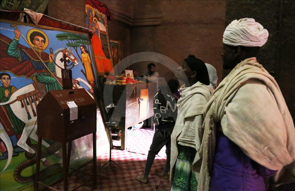 Masiva asistencia de locales y extranjeros a las iglesias talladas en la roca de Lalibela, en Etiopía