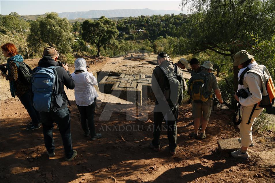 Masiva asistencia de locales y extranjeros a las iglesias talladas en la roca de Lalibela, en Etiopía