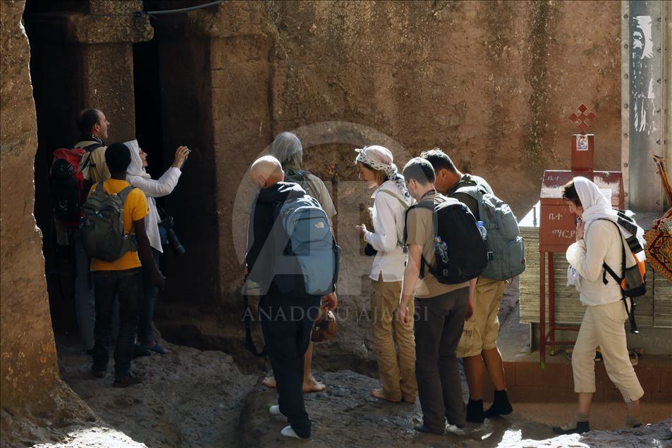 Masiva asistencia de locales y extranjeros a las iglesias talladas en la roca de Lalibela, en Etiopía