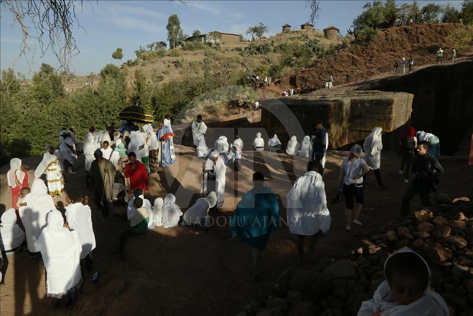 Masiva asistencia de locales y extranjeros a las iglesias talladas en la roca de Lalibela, en Etiopía