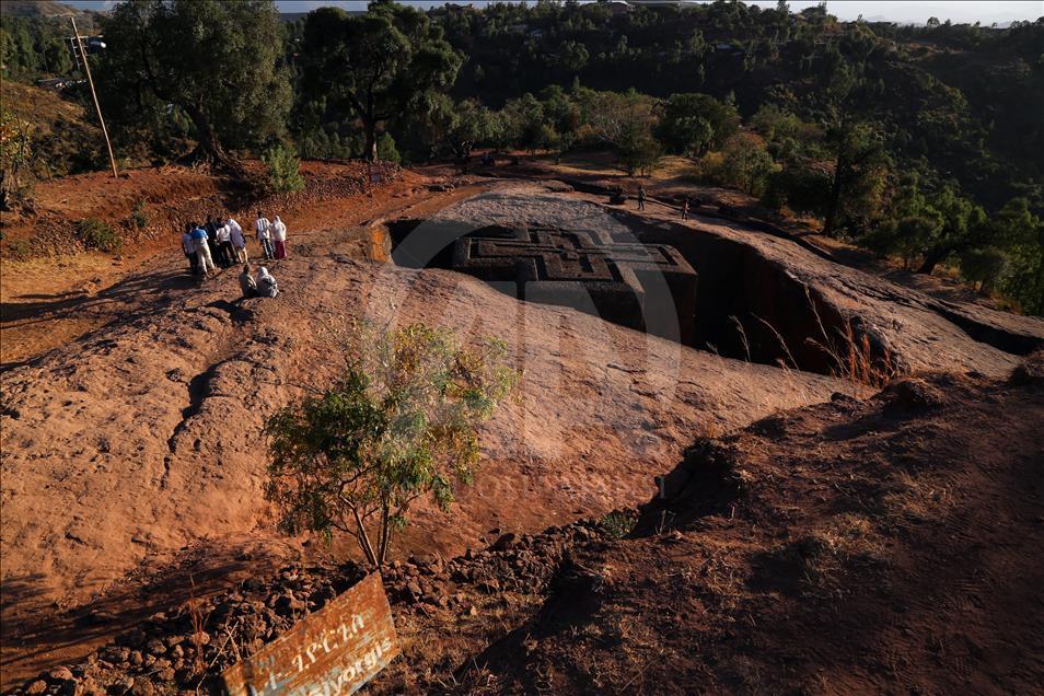 Masiva asistencia de locales y extranjeros a las iglesias talladas en la roca de Lalibela, en Etiopía