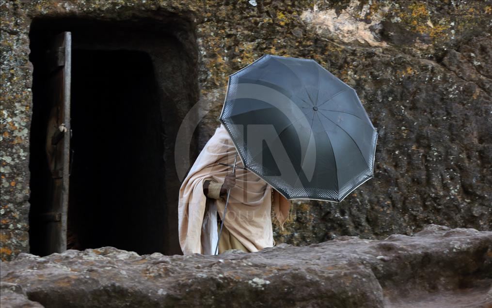 Masiva asistencia de locales y extranjeros a las iglesias talladas en la roca de Lalibela, en Etiopía
