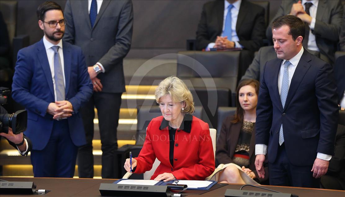 Maqedonia nënshkruan Protokolin për anëtarësimin në NATO