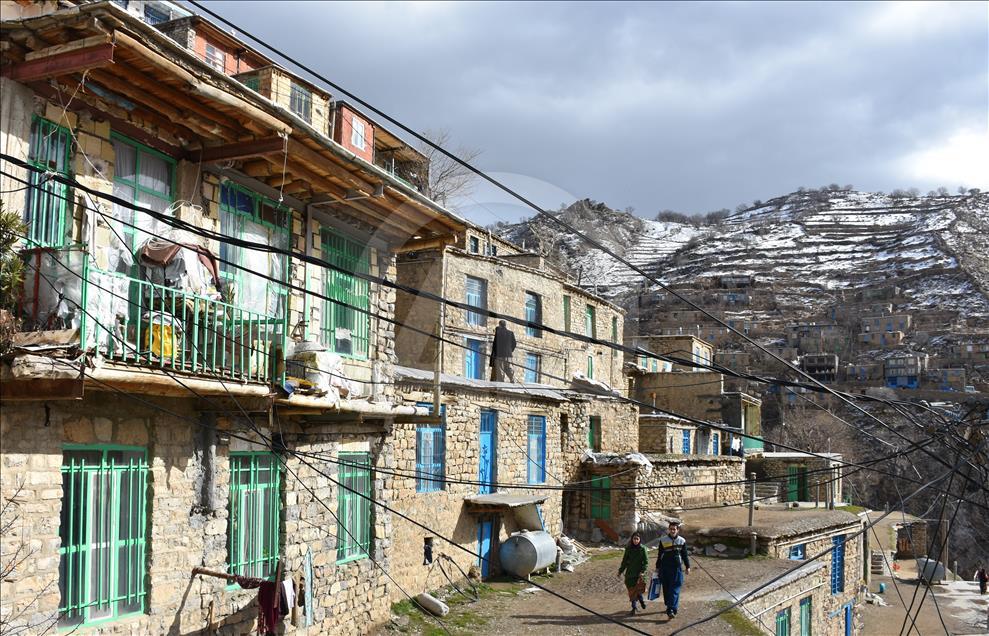 İran'ın Irak sınırındaki taş evler büyülüyor