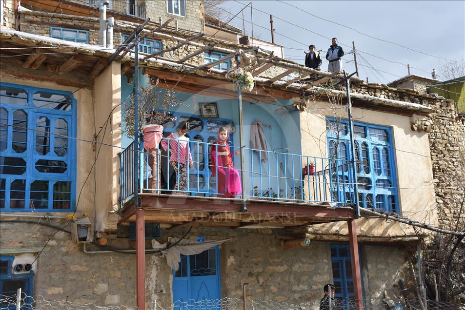 İran'ın Irak sınırındaki taş evler büyülüyor